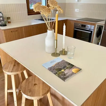 New Spacious Renovated In Appartement *